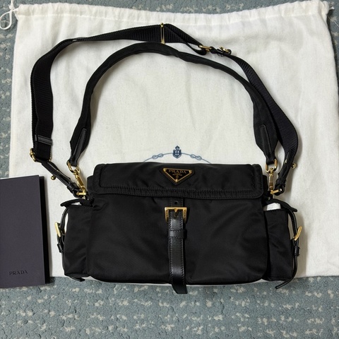 Prada Explore 中號尼龍肩背袋