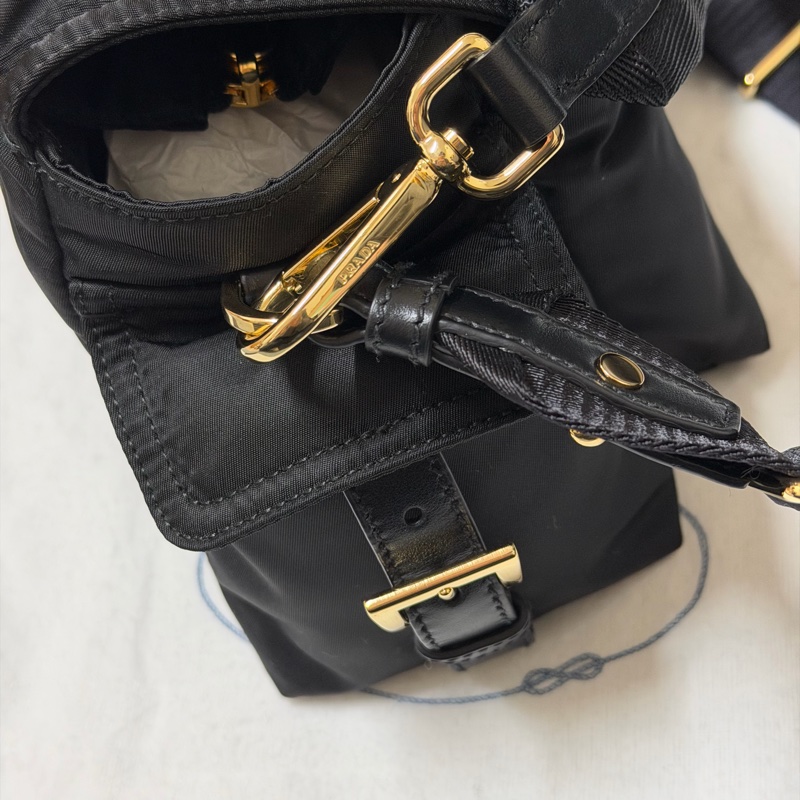 Prada Explore 中號尼龍肩背袋-9