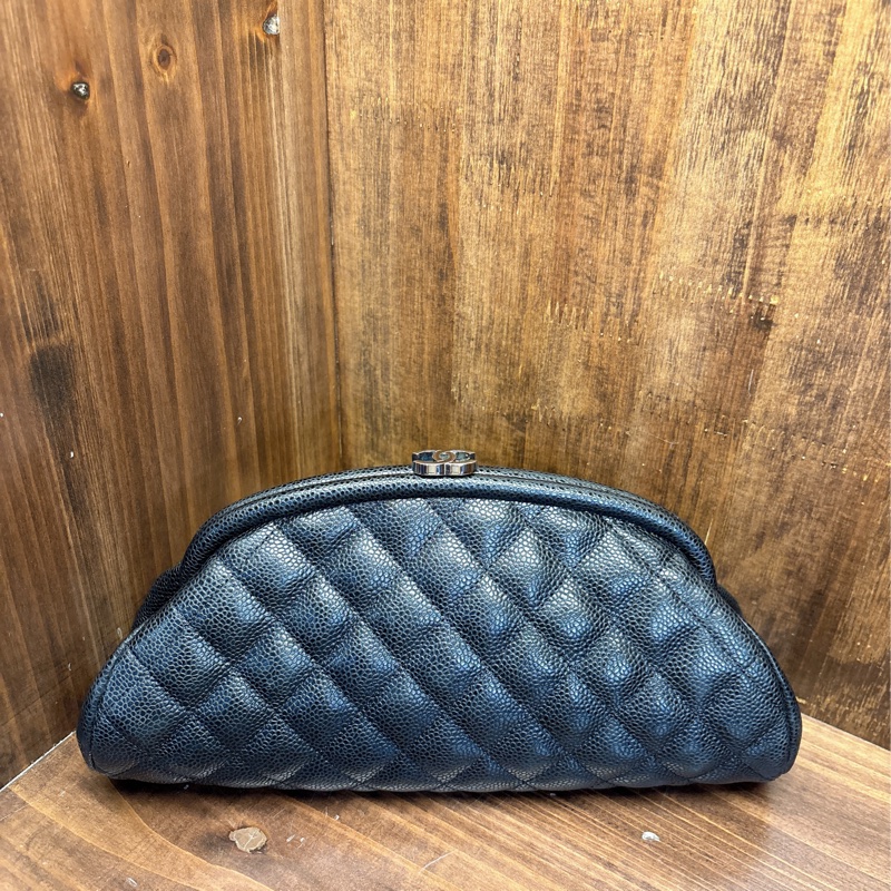 Chanel 黑色菱格紋手拿包-1