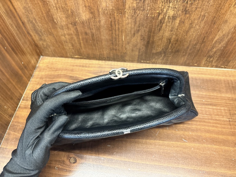 Chanel 黑色菱格紋手拿包-5