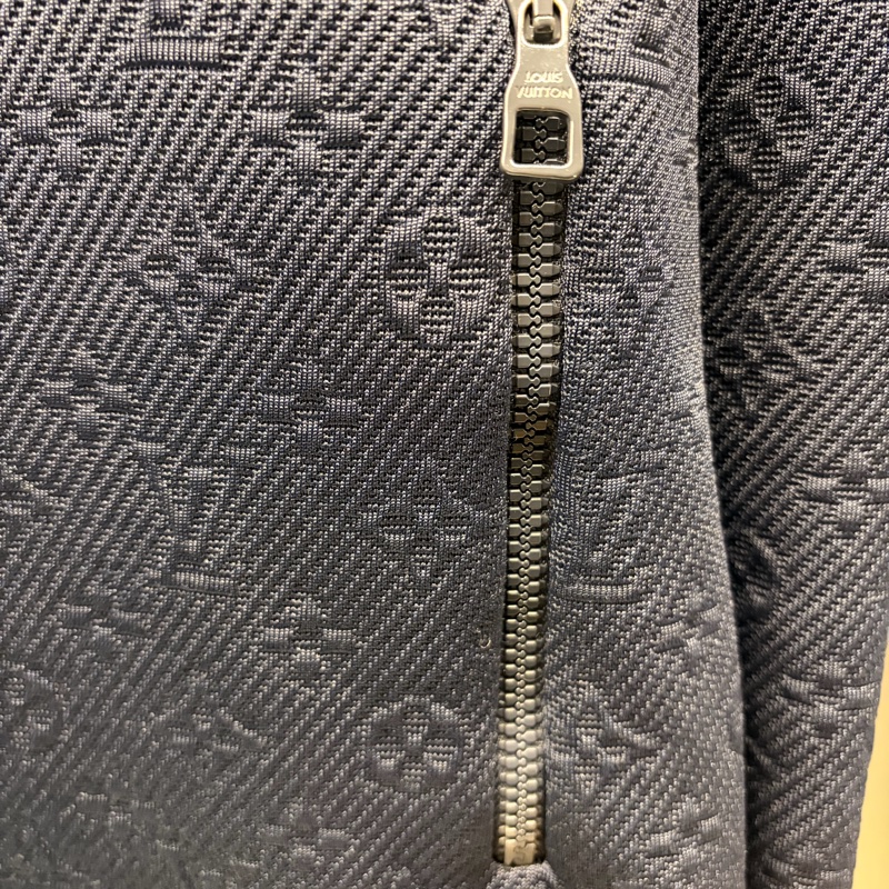 Louis Vuitton 全新 深藍色 暗紋 浮雕 老花 外套-17