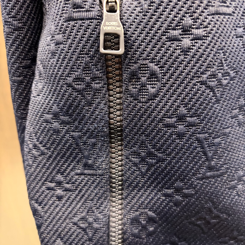 Louis Vuitton 全新 深藍色 暗紋 浮雕 老花 外套-18