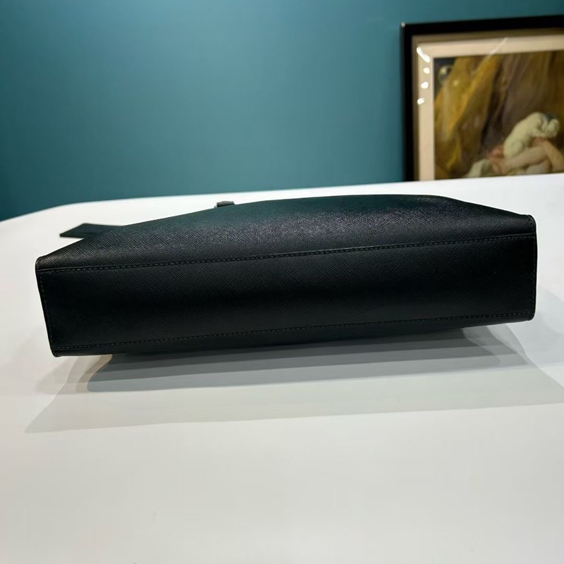 95新Prada 黑色十字格紋牛皮材質 竪版公文包 尺寸;34*35*6-5