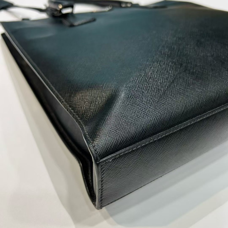 95新Prada 黑色十字格紋牛皮材質 竪版公文包 尺寸;34*35*6-9