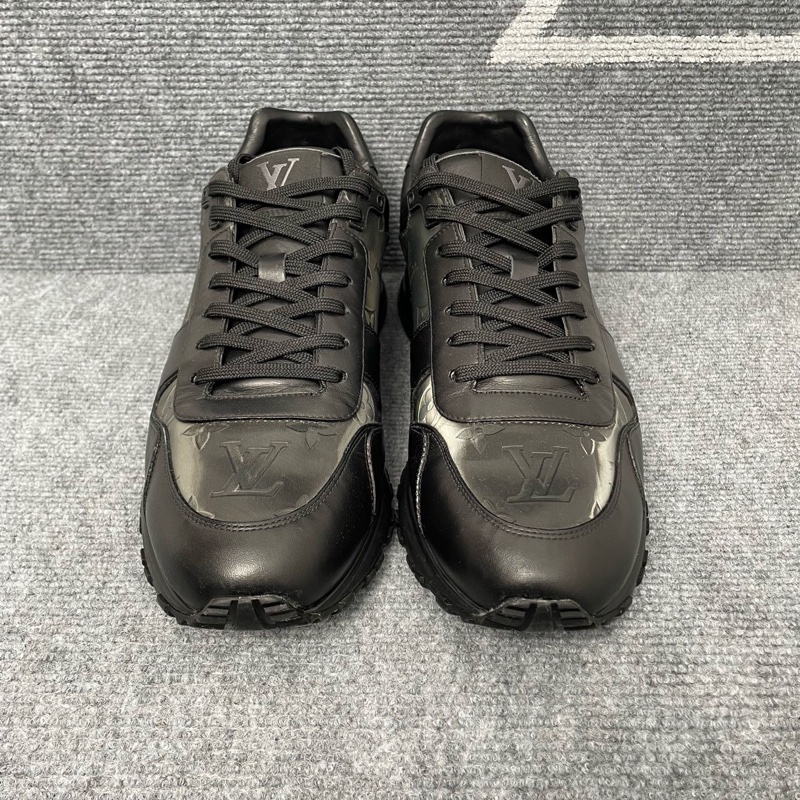 LV 黑色皮面老花鐳射運動鞋42.5碼 95-0