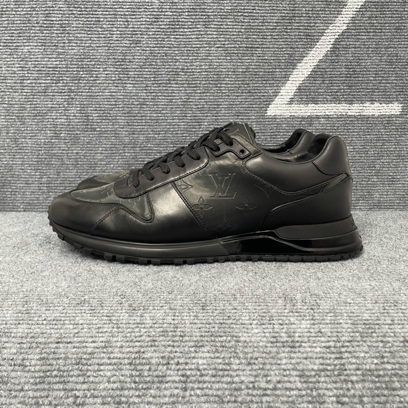 LV 黑色皮面老花鐳射運動鞋42.5碼 95-1
