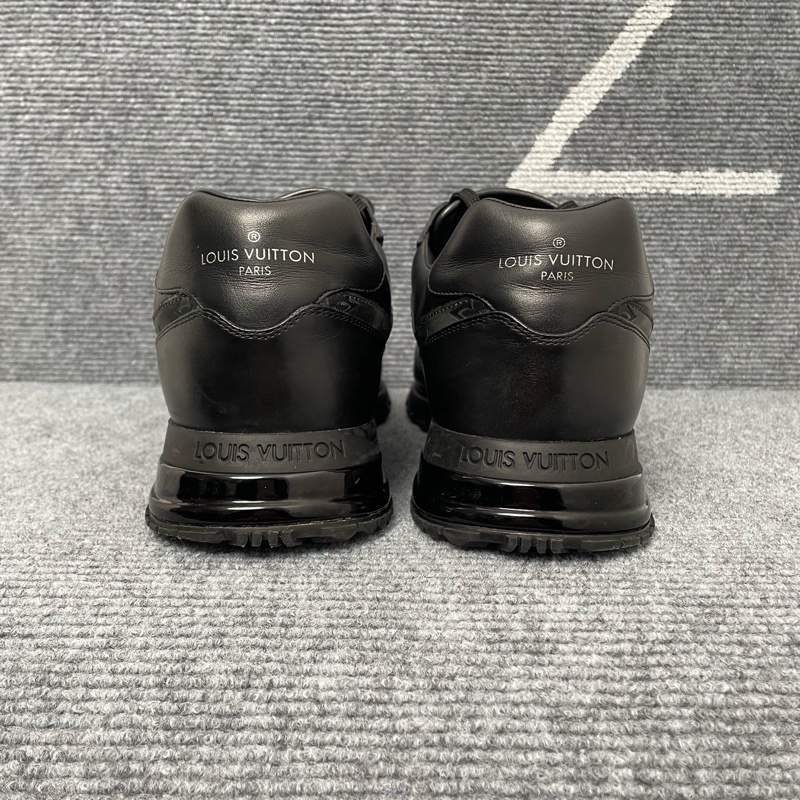 LV 黑色皮面老花鐳射運動鞋42.5碼 95-2
