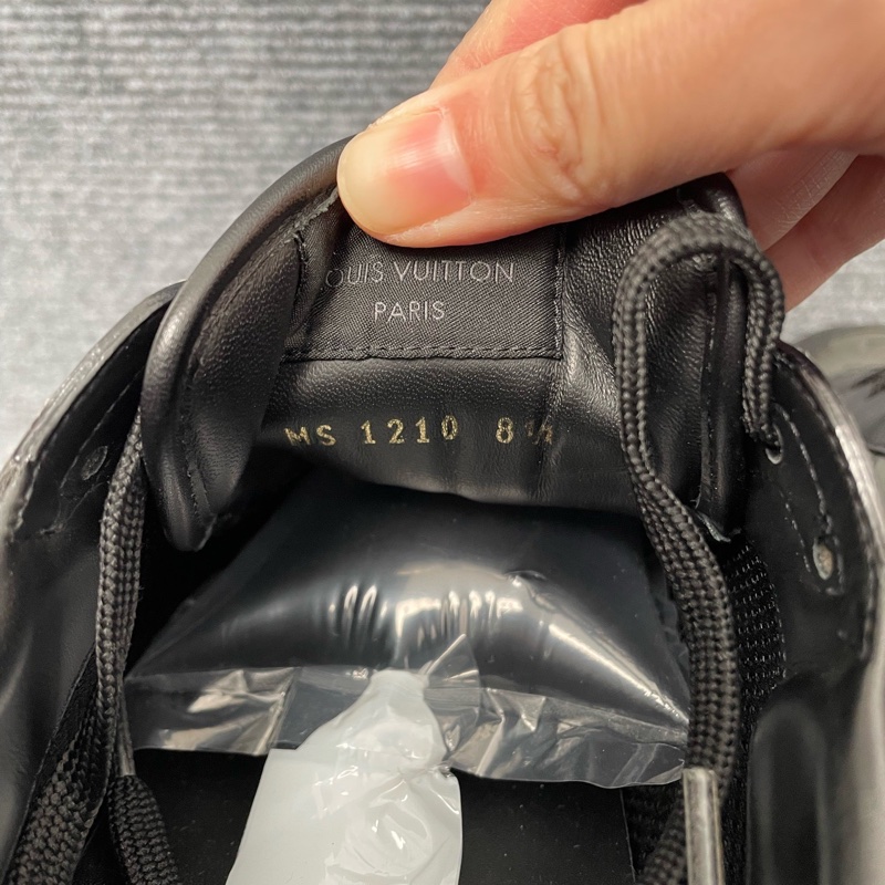 LV 黑色皮面老花鐳射運動鞋42.5碼 95-3