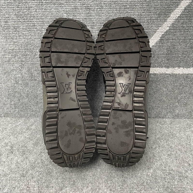 LV 黑色皮面老花鐳射運動鞋42.5碼 95-4