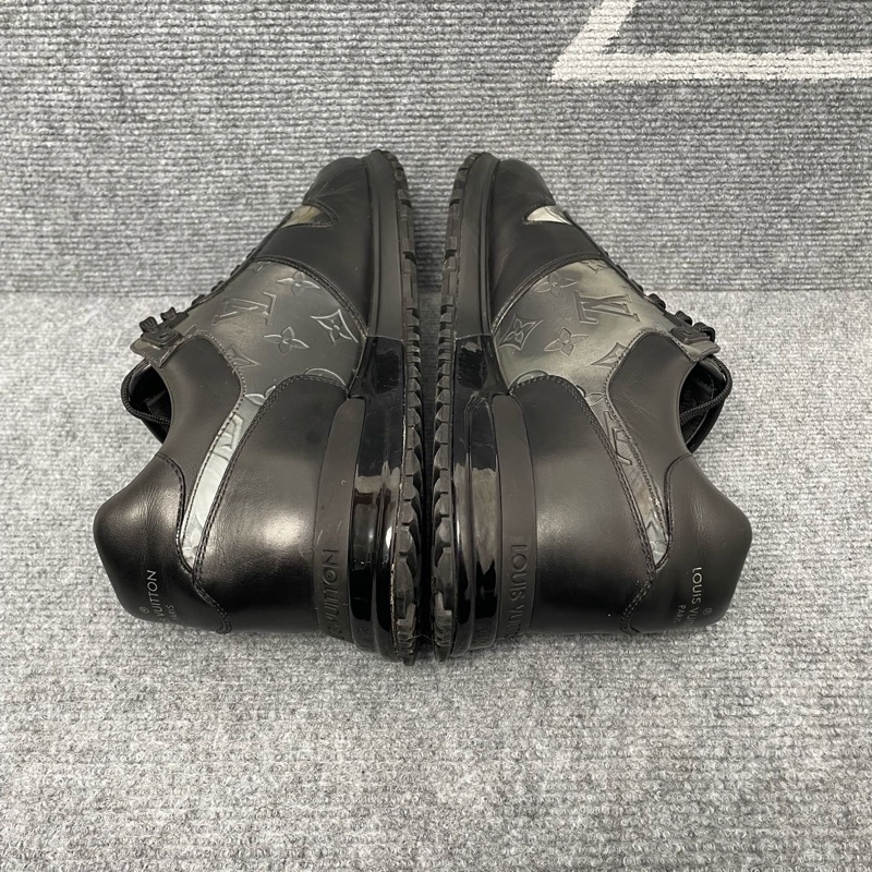 LV 黑色皮面老花鐳射運動鞋42.5碼 95-6