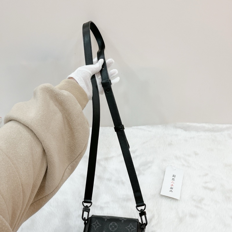 莉亞精品♡LV M82252 黑灰手機包 二手-19