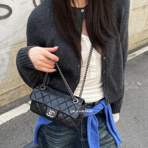 ✨Chanel 黑銀油蠟皮CF 99新 有保卡購證 翻蓋拉鍊設計更安全 日常出門容量足夠🖤