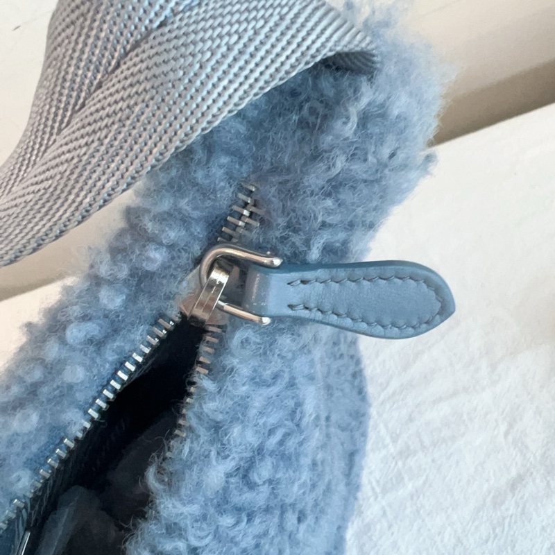 ෆ Prada 絨毛hobo腋下包-14