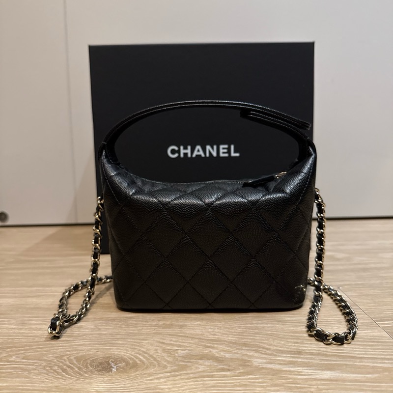 CHANEL 25A 浮雕LOGO 飯盒包-1