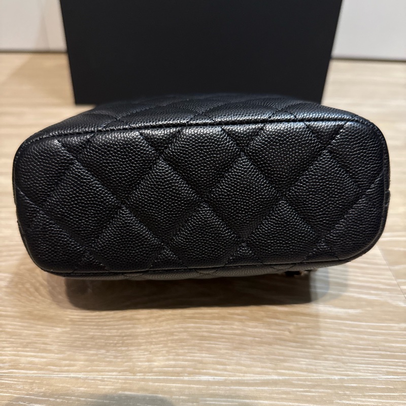 CHANEL 25A 浮雕LOGO 飯盒包-8