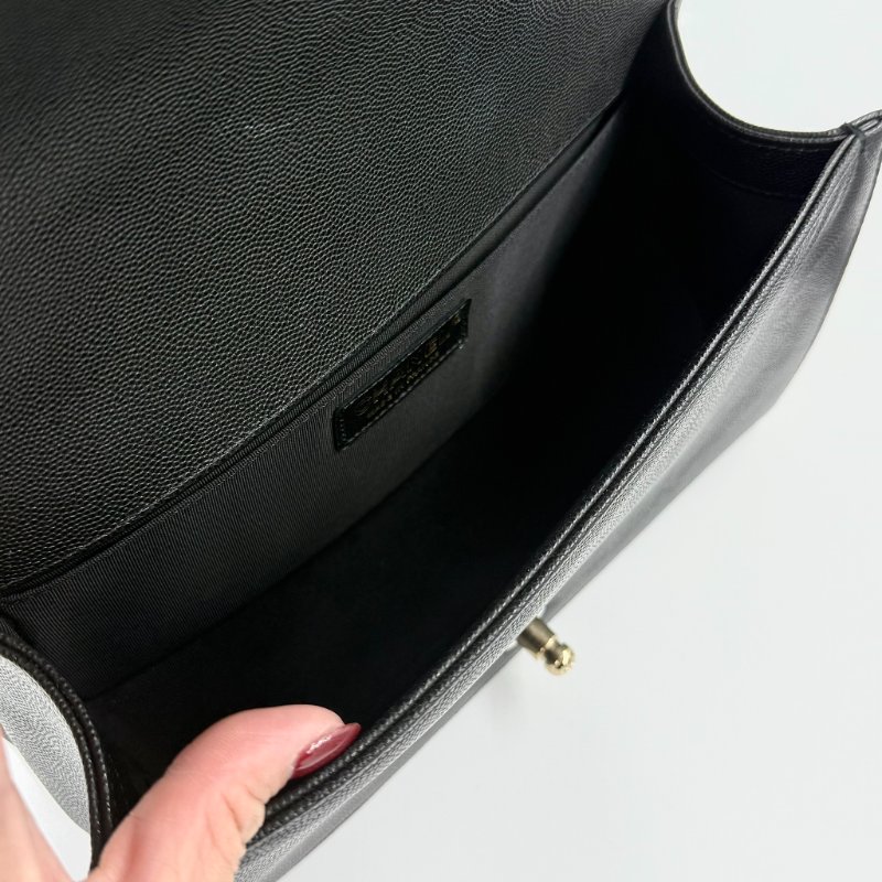 CHANEL - 黑色荔枝皮淡金釦BOY 25斜背包-4