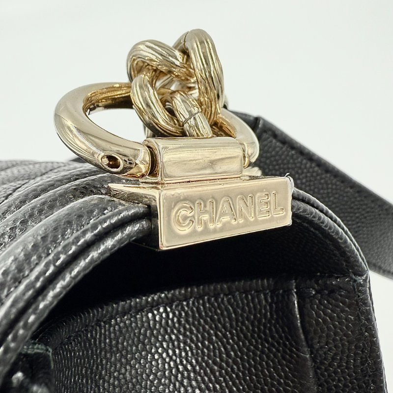 CHANEL - 黑色荔枝皮淡金釦BOY 25斜背包-11