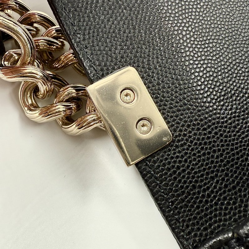 CHANEL - 黑色荔枝皮淡金釦BOY 25斜背包-17