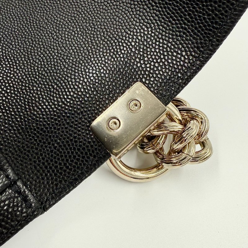 CHANEL - 黑色荔枝皮淡金釦BOY 25斜背包-18