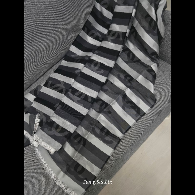Chanel 黑灰條紋 CC Logo 圍巾 🈶購證 絲巾 披肩 全新-0