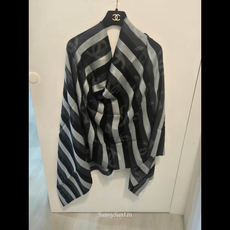 Chanel 黑灰條紋 CC Logo 圍巾 🈶購證 絲巾 披肩 全新-1