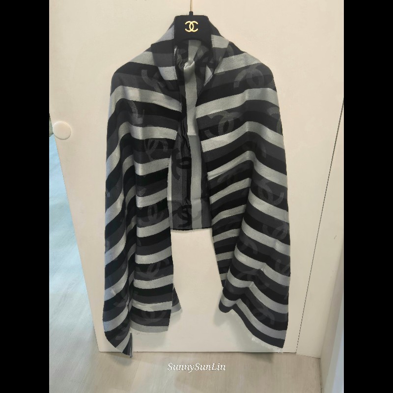 Chanel 黑灰條紋 CC Logo 圍巾 🈶購證 絲巾 披肩 全新-3