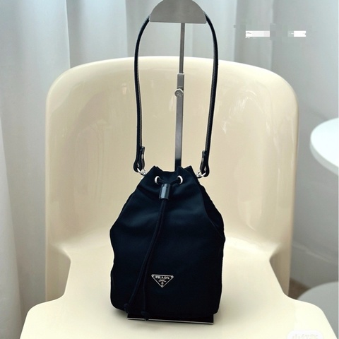 PRADA肩背水桶包（肩帶可拆