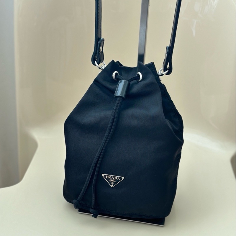 PRADA肩背水桶包(肩帶可拆-1