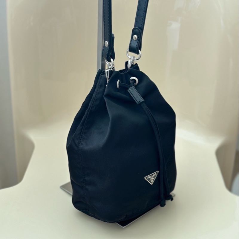 PRADA肩背水桶包(肩帶可拆-2