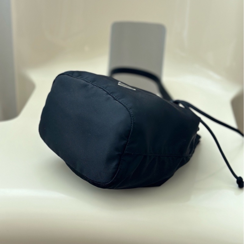 PRADA肩背水桶包(肩帶可拆-5