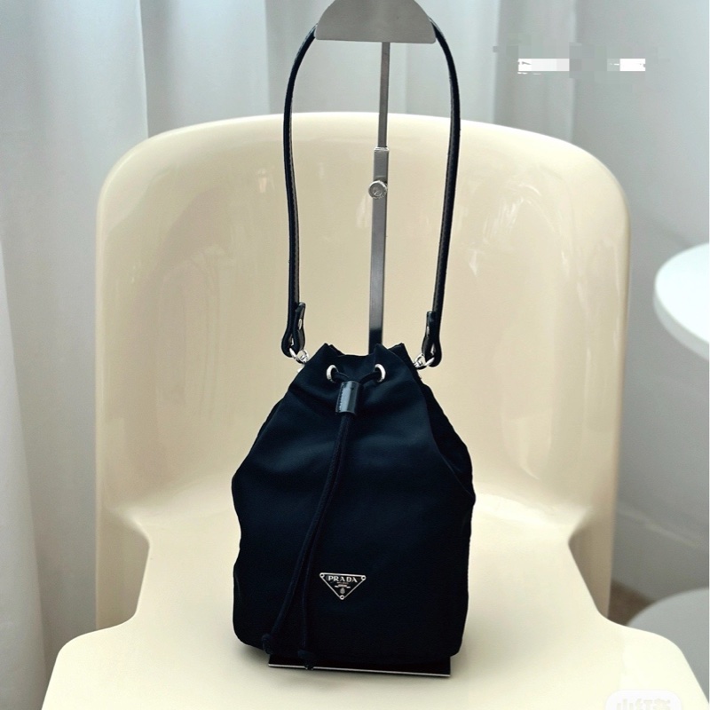 PRADA肩背水桶包(肩帶可拆-7