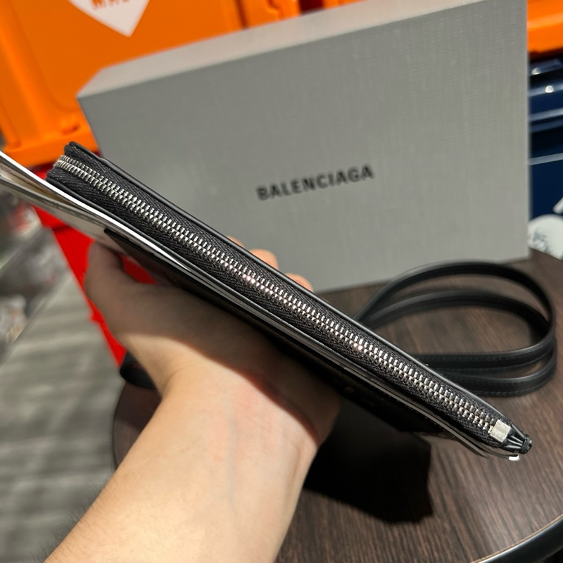 巴黎世家 護照長夾斜挎包-9