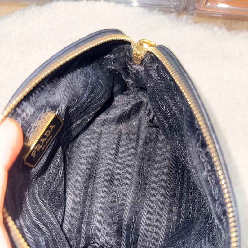 黑色Prada有質感的真皮 收納包 化妝包 內膽包 拉鏈包包-1