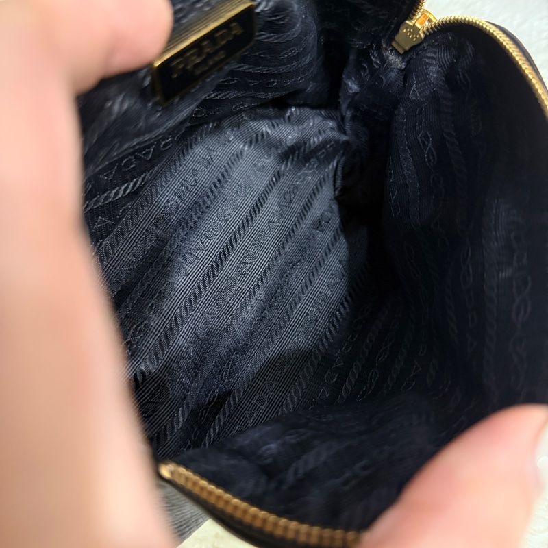 黑色Prada有質感的真皮 收納包 化妝包 內膽包 拉鏈包包-2