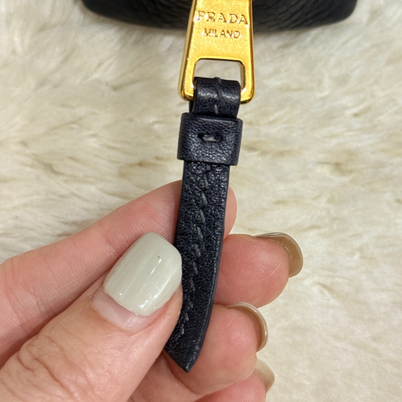 黑色Prada有質感的真皮 收納包 化妝包 內膽包 拉鏈包包-9