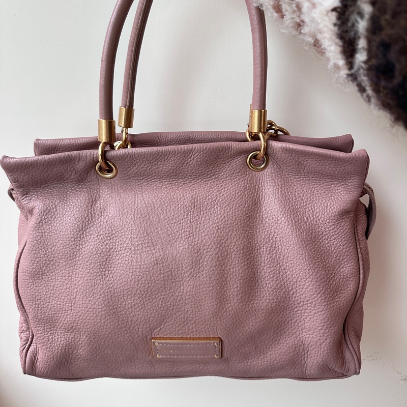 MARC JACOBS軟牛皮荔枝紋斜挎包 乾燥玫瑰粉-1