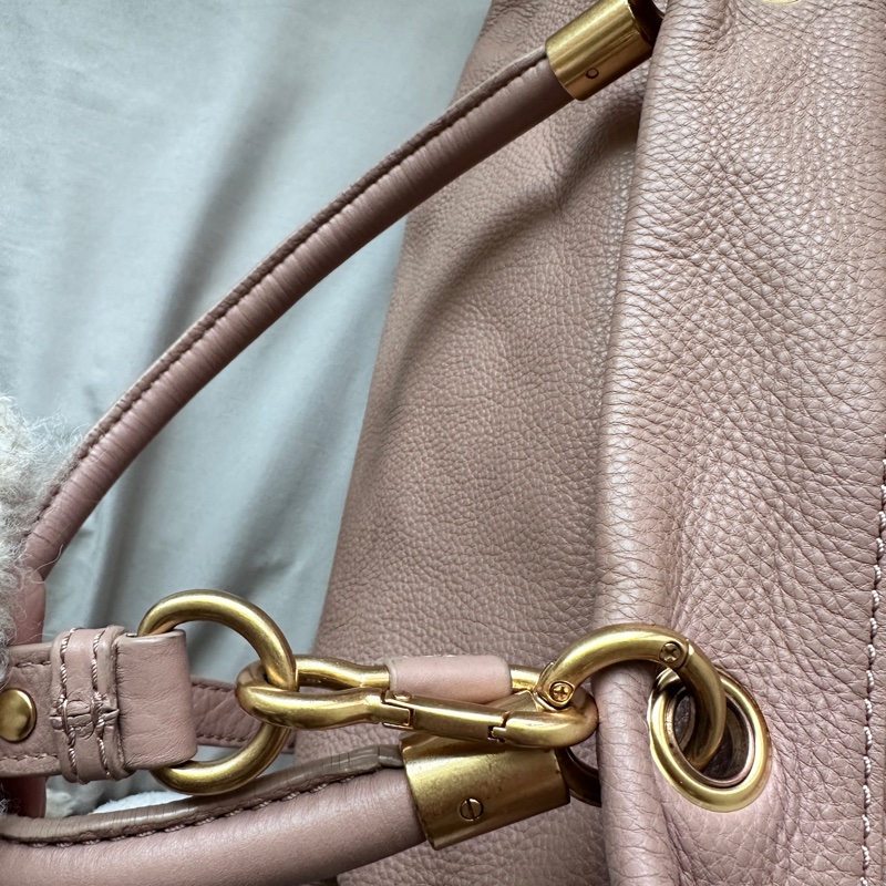 MARC JACOBS軟牛皮荔枝紋斜挎包 乾燥玫瑰粉-5