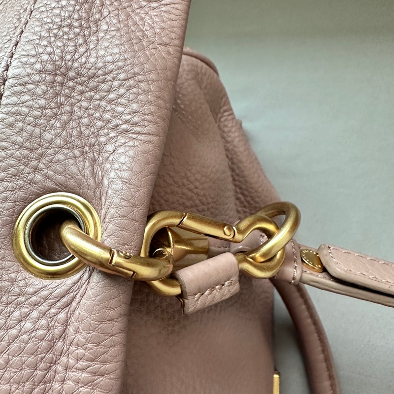 MARC JACOBS軟牛皮荔枝紋斜挎包 乾燥玫瑰粉-7