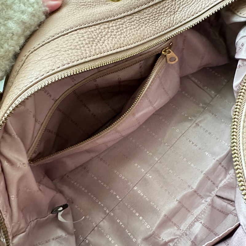 MARC JACOBS軟牛皮荔枝紋斜挎包 乾燥玫瑰粉-10