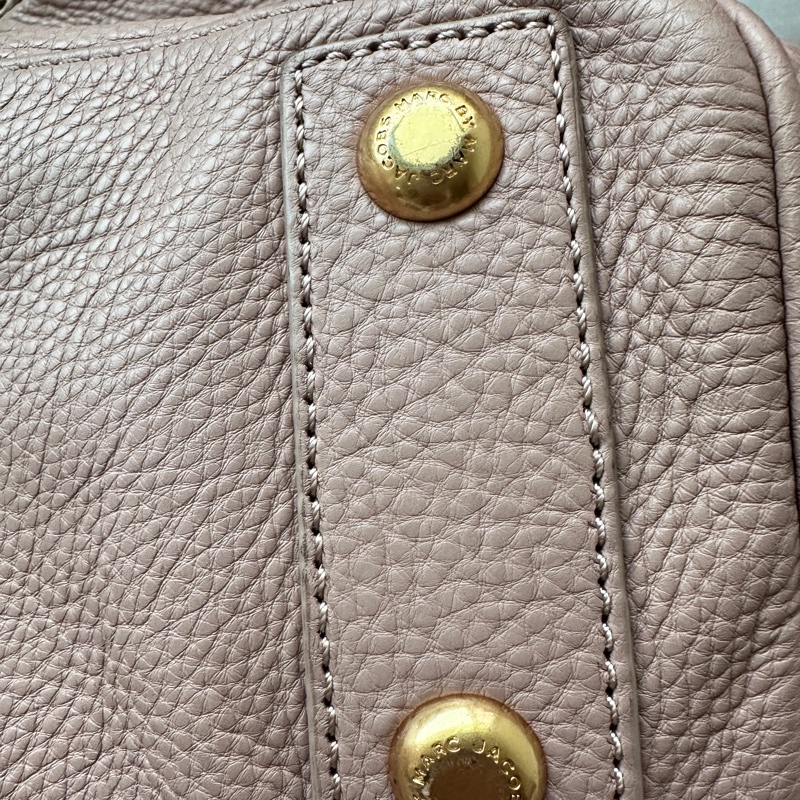 MARC JACOBS軟牛皮荔枝紋斜挎包 乾燥玫瑰粉-12