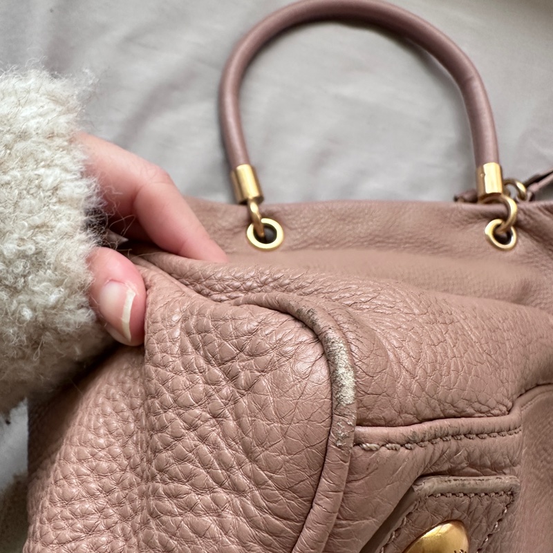 MARC JACOBS軟牛皮荔枝紋斜挎包 乾燥玫瑰粉-13