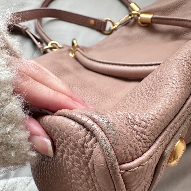 MARC JACOBS軟牛皮荔枝紋斜挎包 乾燥玫瑰粉-18