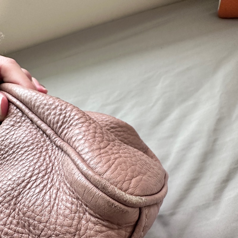 MARC JACOBS軟牛皮荔枝紋斜挎包 乾燥玫瑰粉-20