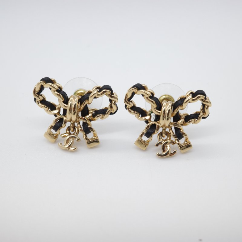 Chanel 香奈兒 皮穿練 緞帶🎀蝴蝶結 金色 金屬 皮革 雙C Logo 穿式耳環-1