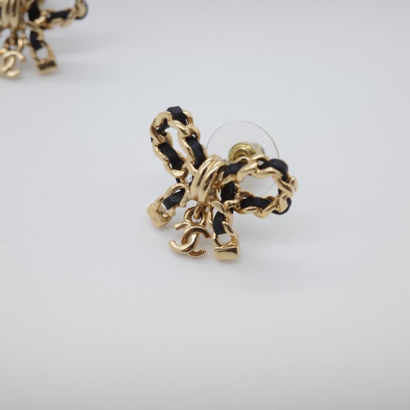 Chanel 香奈兒 皮穿練 緞帶🎀蝴蝶結 金色 金屬 皮革 雙C Logo 穿式耳環-2