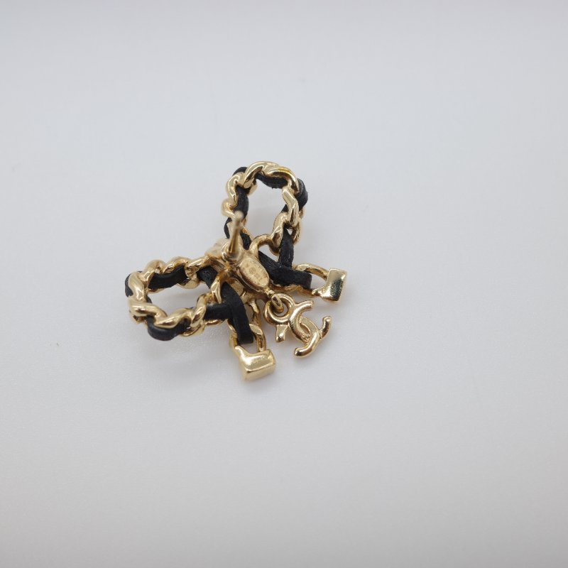 Chanel 香奈兒 皮穿練 緞帶🎀蝴蝶結 金色 金屬 皮革 雙C Logo 穿式耳環-3
