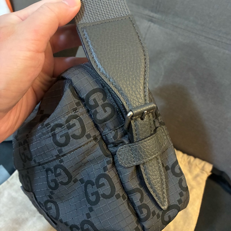 GUCCI 灰色大LOGO相機包-1