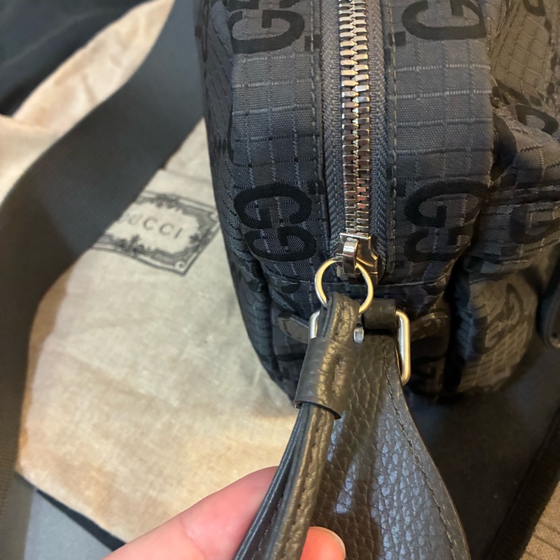GUCCI 灰色大LOGO相機包-2