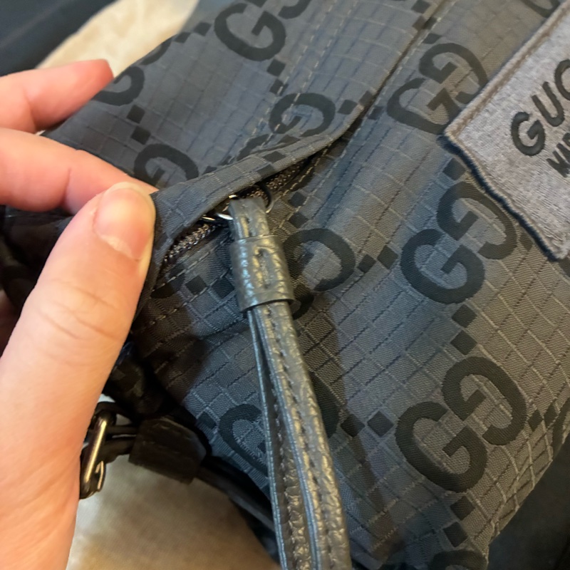 GUCCI 灰色大LOGO相機包-3