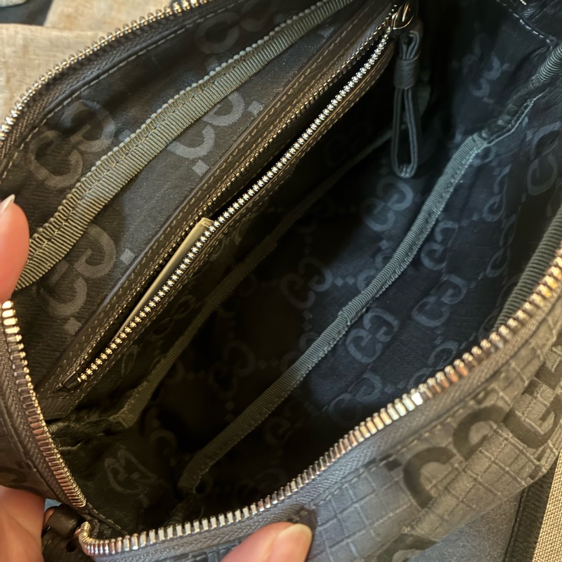 GUCCI 灰色大LOGO相機包-4